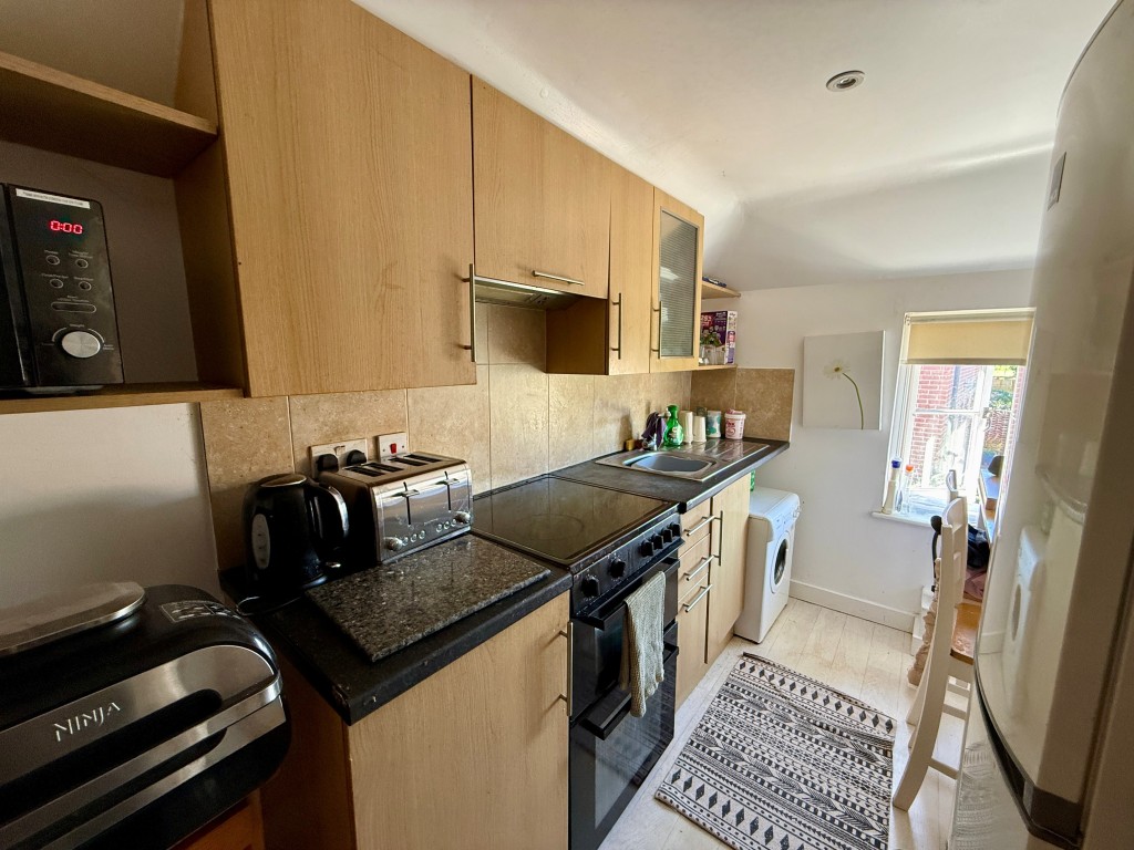 Lot: 88 - PERIOD FREEHOLD DOUBLE-FRONTED SHOP AND FLAT IN POPULAR VILLAGE LOCATION - Flat kitchen